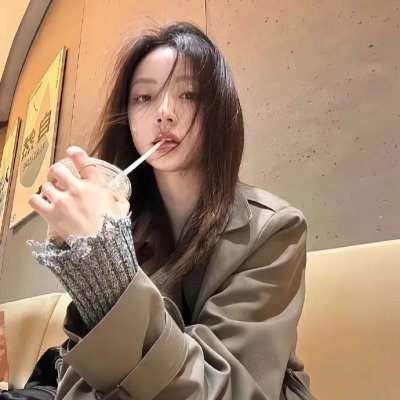 穿条纹衣的男孩